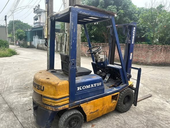 Thanh lý xe nâng 1,5 chạy dầu số tự động. Máy còn zin.