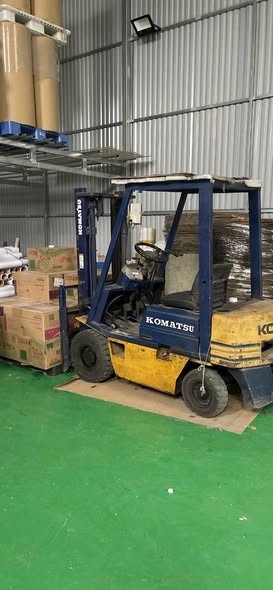 Thanh lý xe nâng 1,5 chạy dầu số tự động. Máy còn zin.