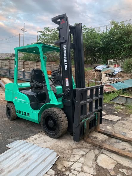 Thanh ly cho đưa cháu 1 chiếc xe nâng Mitsu 3