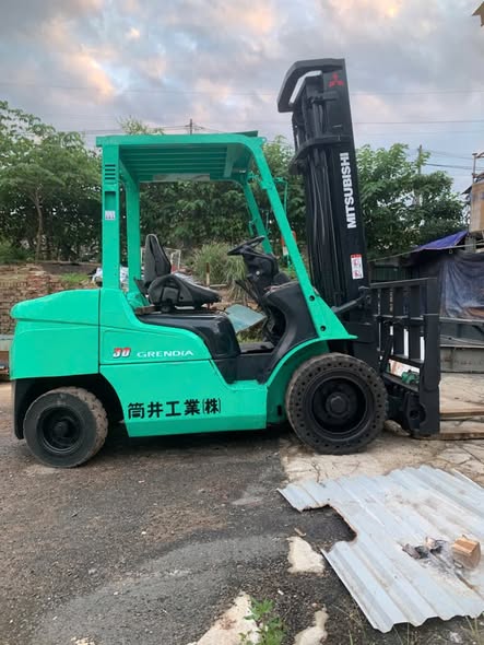 Thanh ly cho đưa cháu 1 chiếc xe nâng Mitsu 3