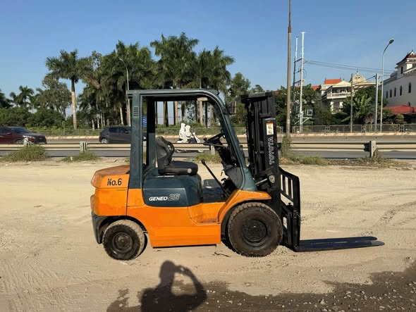 TOYOTA 7FD25 , 2.5 tấn số sàn, zin 100%