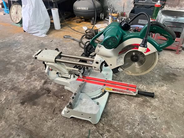 Cưa trượt HITACHI C8FSH sử dụng lưỡi 216mm có đèn Laze