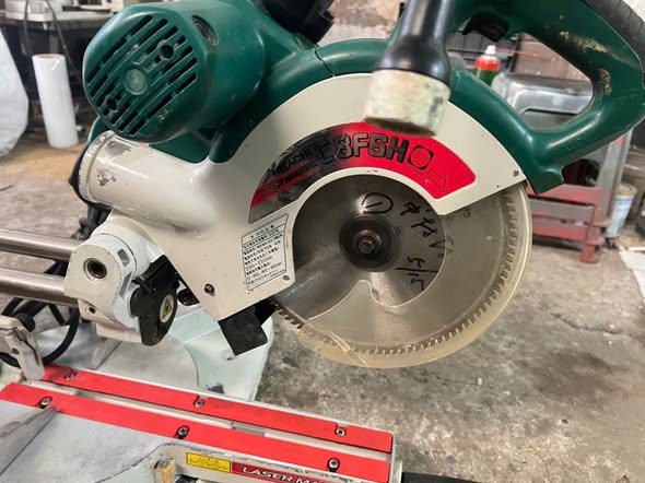 Cưa trượt HITACHI C8FSH sử dụng lưỡi 216mm có đèn Laze