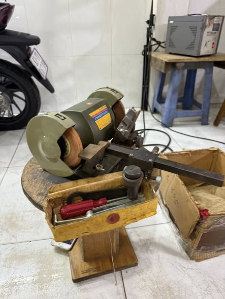 Mài lưỡi bào Makita 9300