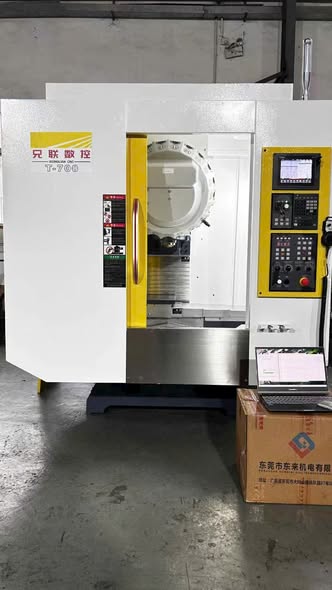 Máy phay CNC Quảng Đông T-700 mới 100%. Hàng trung quốc nội địa.