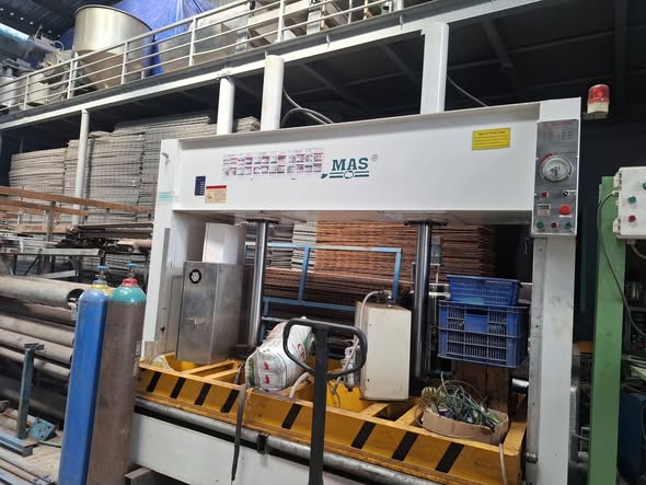 Em thanh lý máy ép gỗ và máy in tăm bông 1mau và 4 màu .