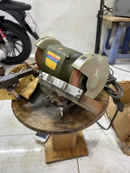 Mài lưỡi bào Makita 9300