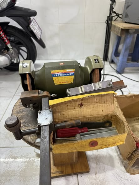 Mài lưỡi bào Makita 9300