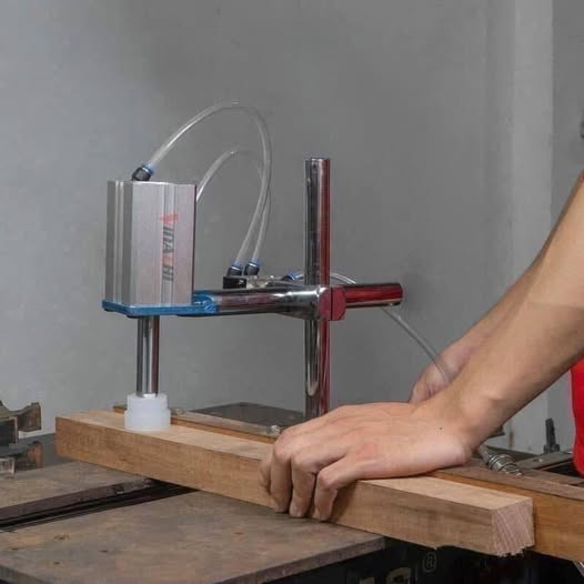 Em còn cái vam hơi giữ gỗ siêu chắc chắn