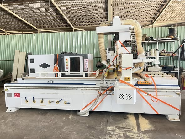 Em thanh lý gấp 1 máy cnc thay dao mới 99%