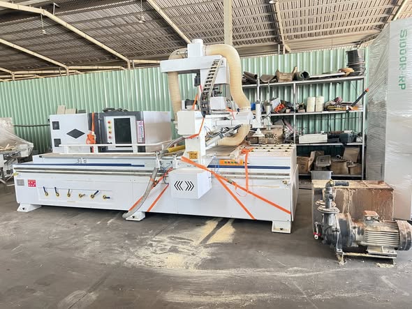 Em thanh lý gấp 1 máy cnc thay dao mới 99%