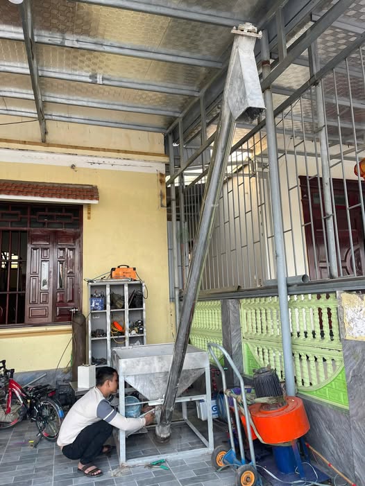 Thanh lý nhanh 1 Vít tải bột có phễu