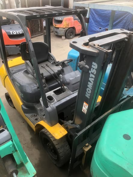 Chàobánxenâng: kOMATSU 2,5 tấn đời trừ 17 zin 100% Bãi Nhật