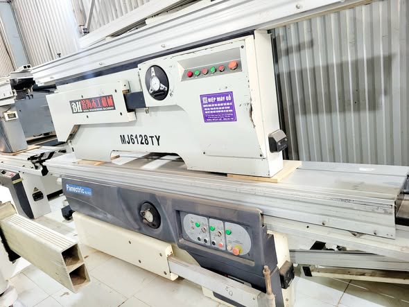 Cưa bàn trượt xuất châu âu siêu khỏe , tải nặng bàn dài 3m2 . có lên xuống điện