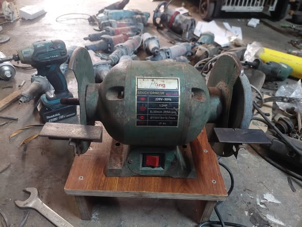 500k. Máy mài 2 đá điện 220v hoạt động êm cắm điện