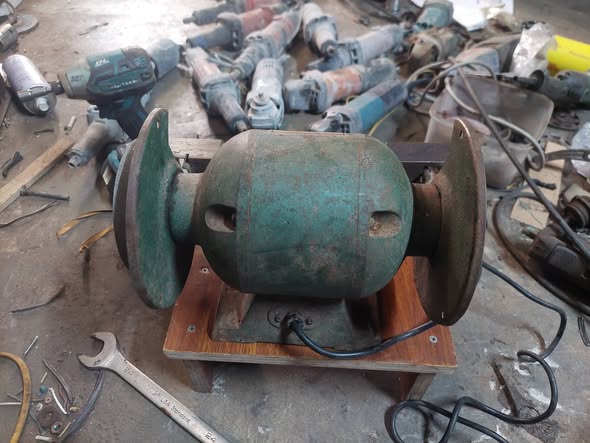 500k. Máy mài 2 đá điện 220v hoạt động êm cắm điện