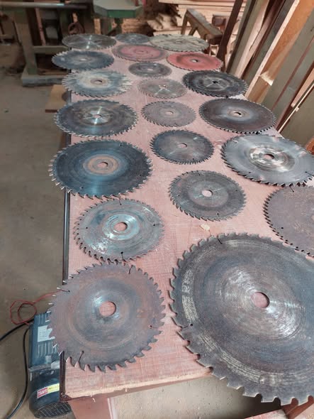 Thanh lý lưỡi cưa.hợp kim còn cưv dầy.