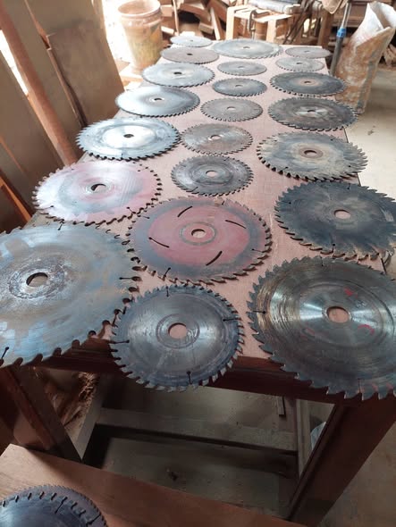 Thanh lý lưỡi cưa.hợp kim còn cưv dầy.