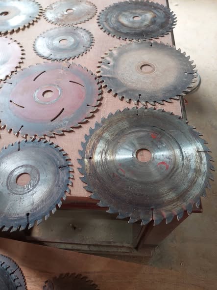 Thanh lý lưỡi cưa.hợp kim còn cưv dầy.