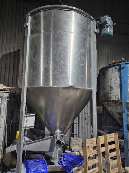 Em cần mua bồn trộn 5tan như hình trong nam