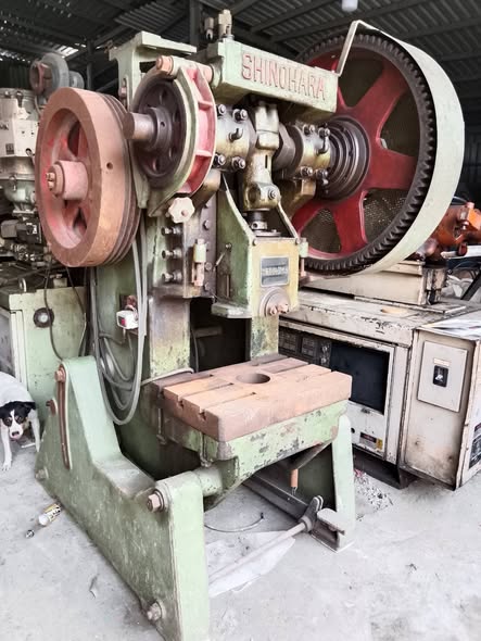 cần thanh lý 1 máy dap 35 tấn của Nhật