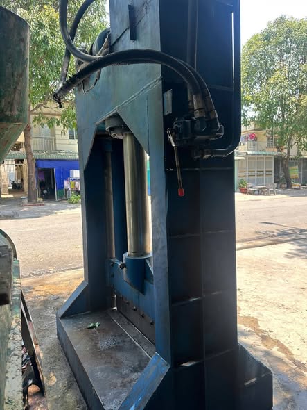 Thanh lý Máy chấn 1met ty 150 .