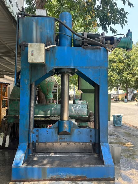 Thanh lý Máy chấn 1met ty 150 .