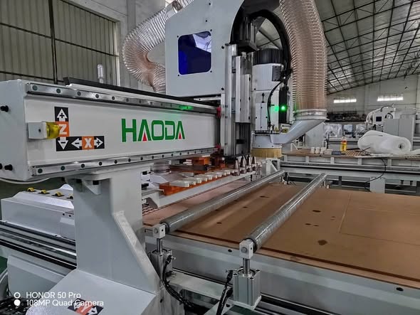 Máy CNC 1 đầu thay dao tự động 12 dao LB2812 giá tầm trung sẵn hàng tại Liên Bốn