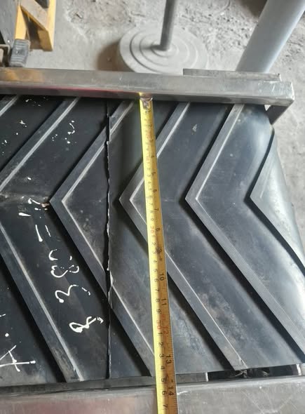 Em thanh lý băng tải 3pha dày 2m40 x42cm