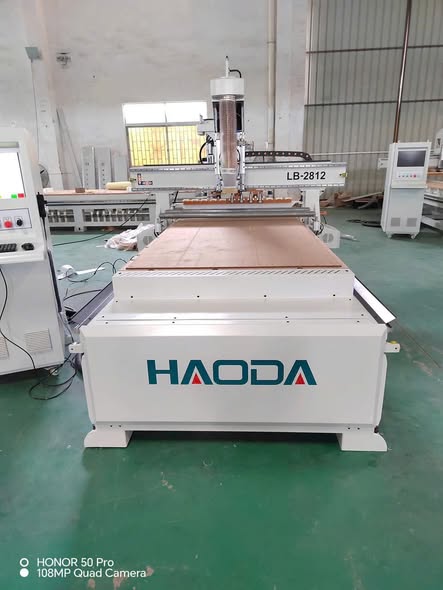 Máy CNC 1 đầu thay dao tự động 12 dao LB2812 giá tầm trung sẵn hàng tại Liên Bốn