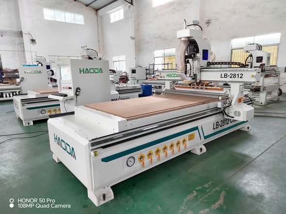 Máy CNC 1 đầu thay dao tự động 12 dao LB2812 giá tầm trung sẵn hàng tại Liên Bốn