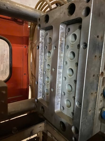 Cần thanh lý cho ae 02 bộ khuân mẫu cho máy ép nhựa