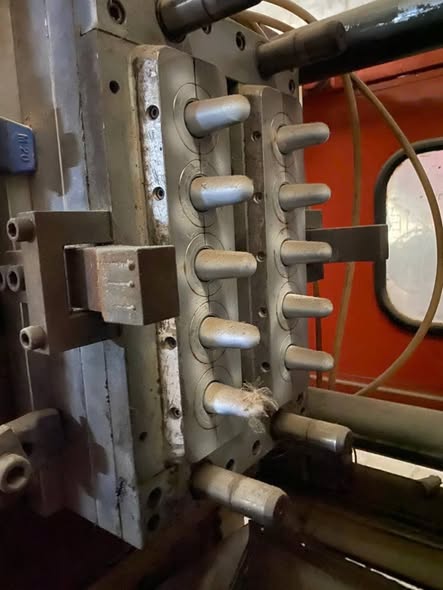 Cần thanh lý cho ae 02 bộ khuân mẫu cho máy ép nhựa