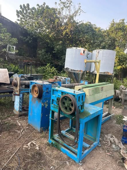 Máy đùn bọc pvc đã có tại bãi.