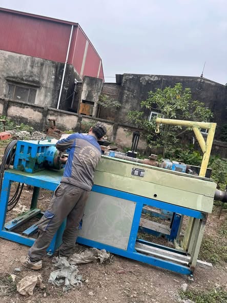 Máy đùn bọc pvc đã có tại bãi.