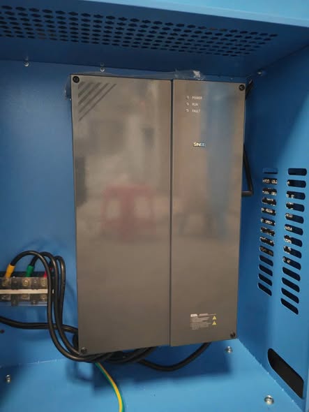 Máy nén khí trục vít 100HP hoạt động ổn định, chạy mạnh và êm.