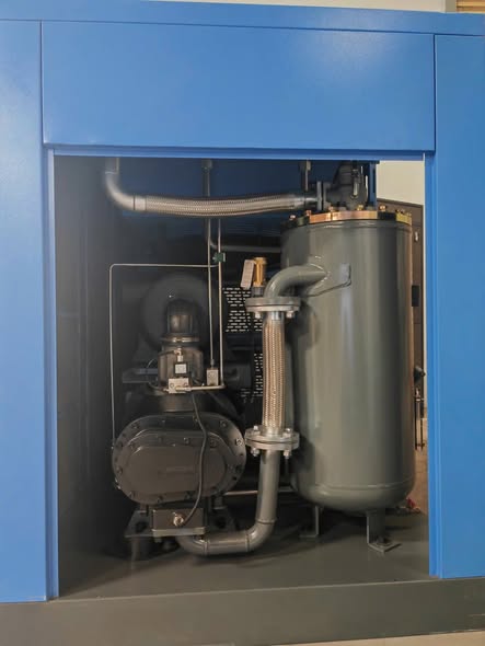Máy nén khí trục vít 100HP hoạt động ổn định, chạy mạnh và êm.