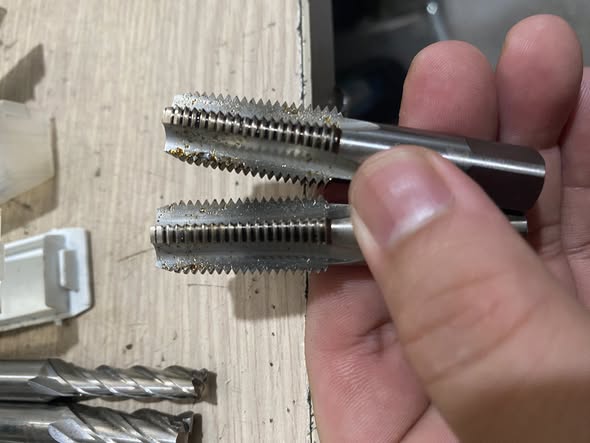 Lô hàng cho các bác có máy mài dao, mài lại mặt đầu: phi 17, 12 3pcs, 10 3pcs, 9 1pcs, 7 1pcs, ta rô NPT1/4