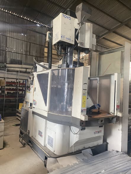 Em còn dư 2 con máy ép nhựa : 1 máy đứng và 1 máy ngang