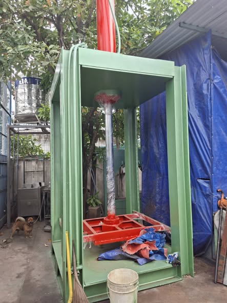 Em thanh lý 1 máy bằm 22kw 1 máy ép kiện