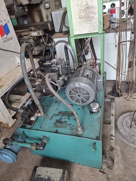 Em thanh lý 1 máy bằm 22kw 1 máy ép kiện