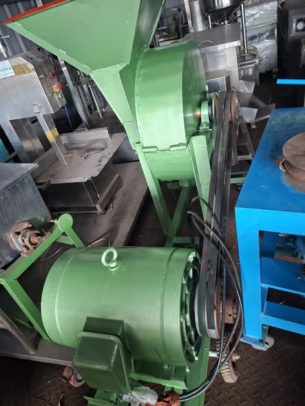 Em thanh lý 1 máy bằm 22kw 1 máy ép kiện