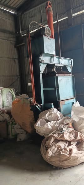 Thanh lý Máy ép kiện 70×80 giá hạt dẻ