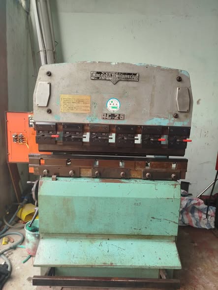 Thanh lý Amada 25 tấn-1, 2m