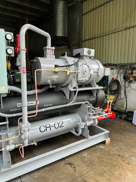 Chiller Mitsubishi 80hp mái nén trục vít 60kw làm lạnh nước