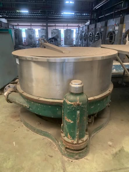Máy vắt li tâm 1,3 m. Và 1 máy lọt lòng 1,6 m.