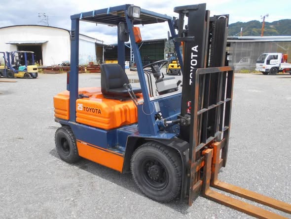 Bán xe nâng : TOYOT 2.5 tấn số sàn zin 100%