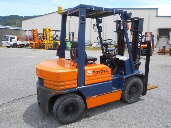 Bán xe nâng : TOYOT 2.5 tấn số sàn zin 100%