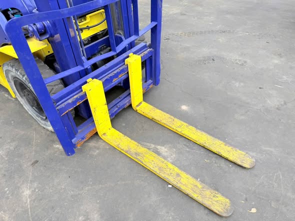 Bán xe nâng : KOMATSU 2.5 tấn số sàn , dịch giad zin 100%