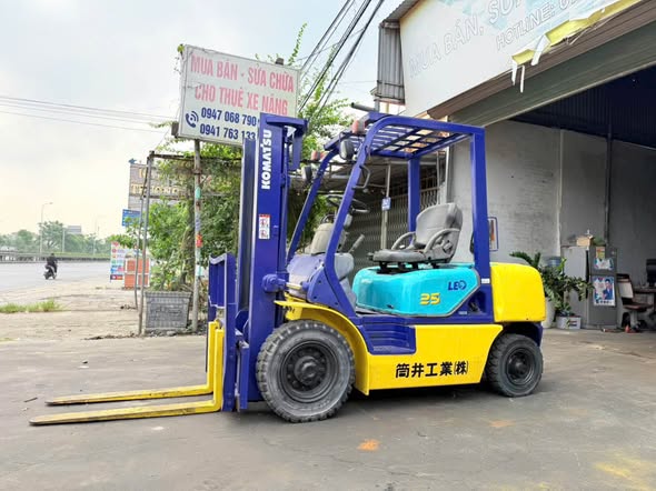 Bán xe nâng : KOMATSU 2.5 tấn số sàn , dịch giad zin 100%